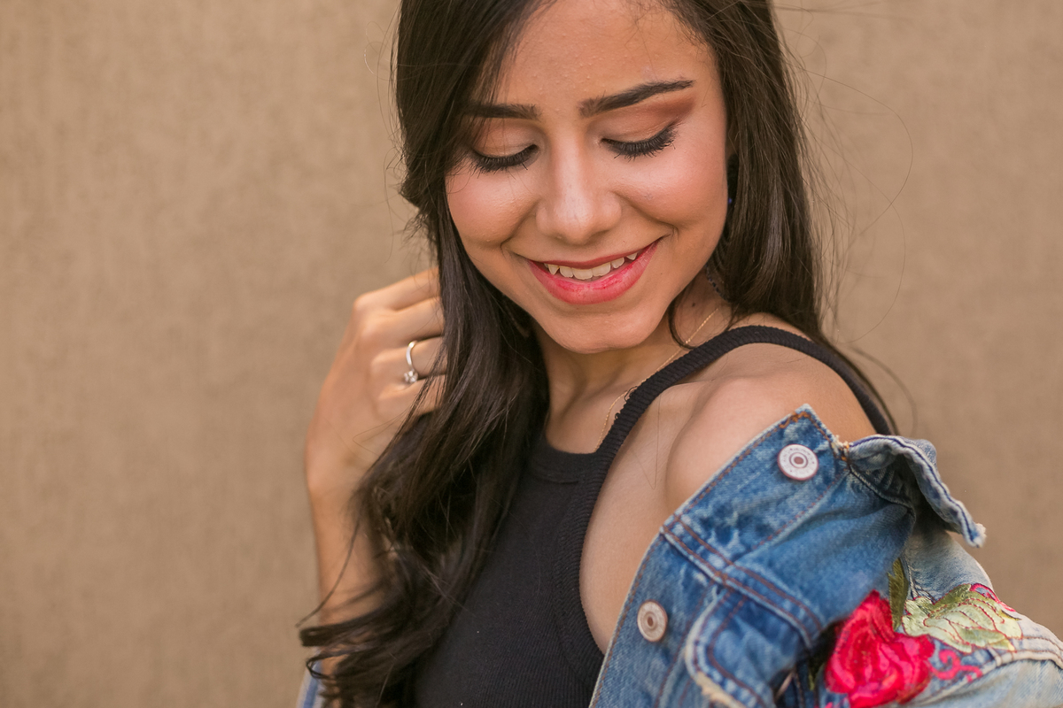 debutante usando jaqueta jeans