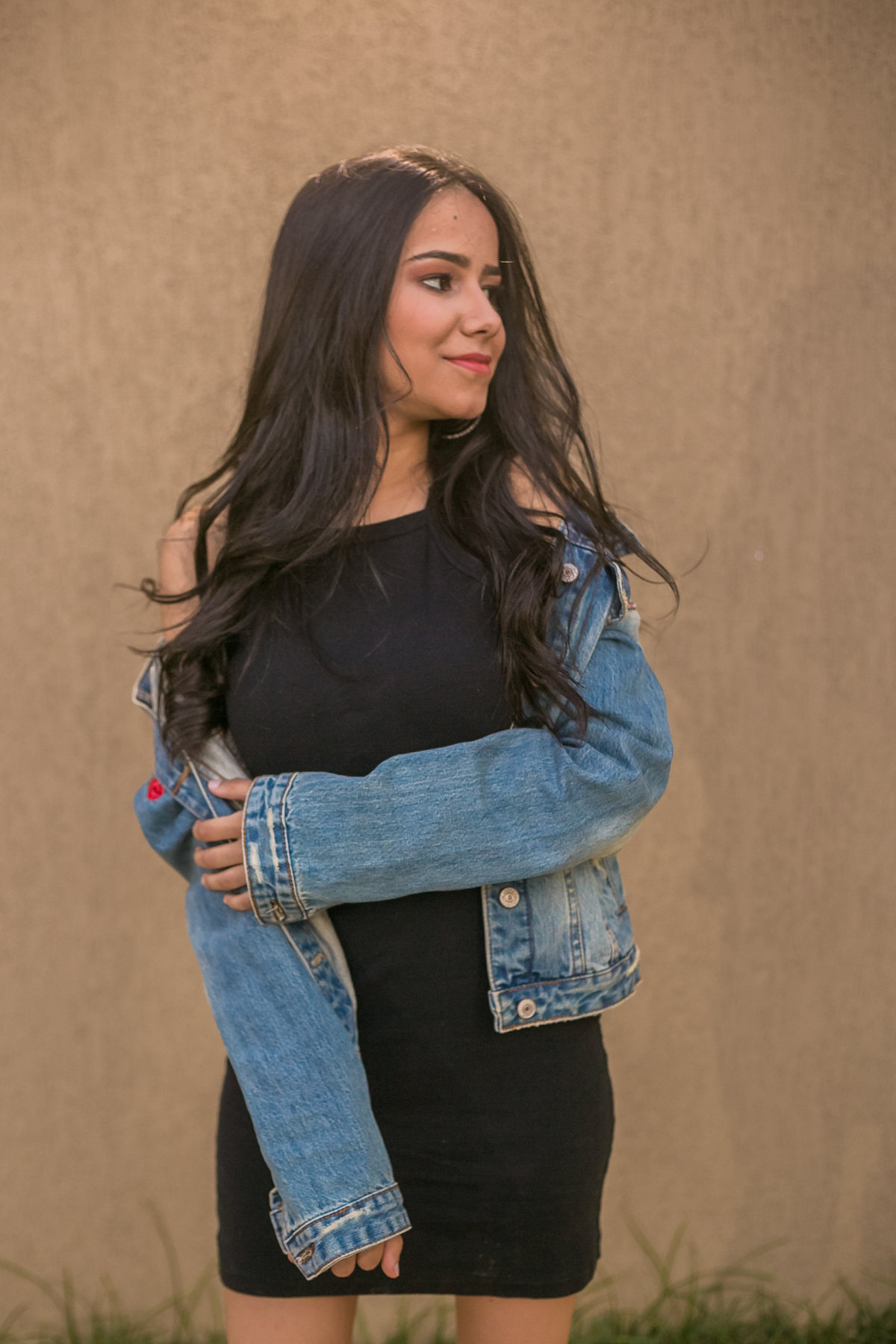 debutante usando jaqueta jeans