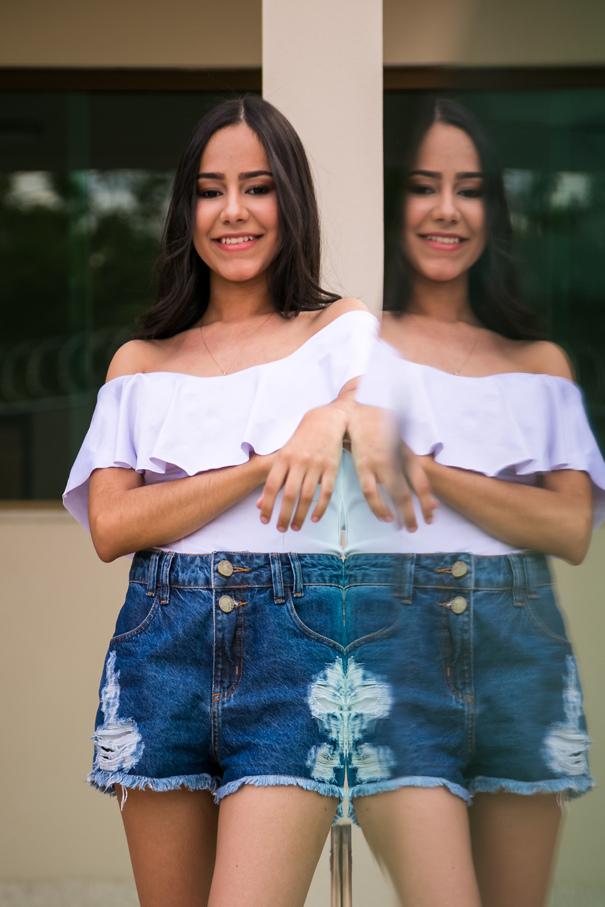 debutante escorada em uma vidraca