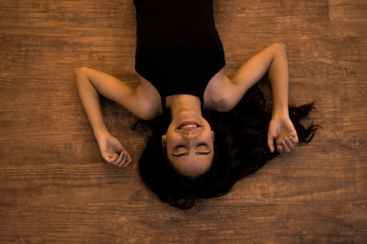 debutante deitada em piso de madeira