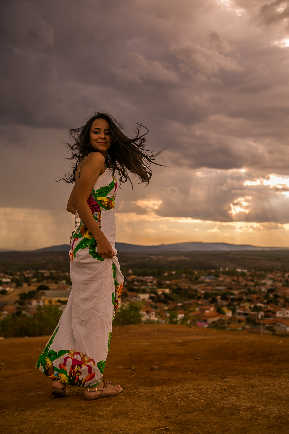 debutante com vestido longo no por do sol