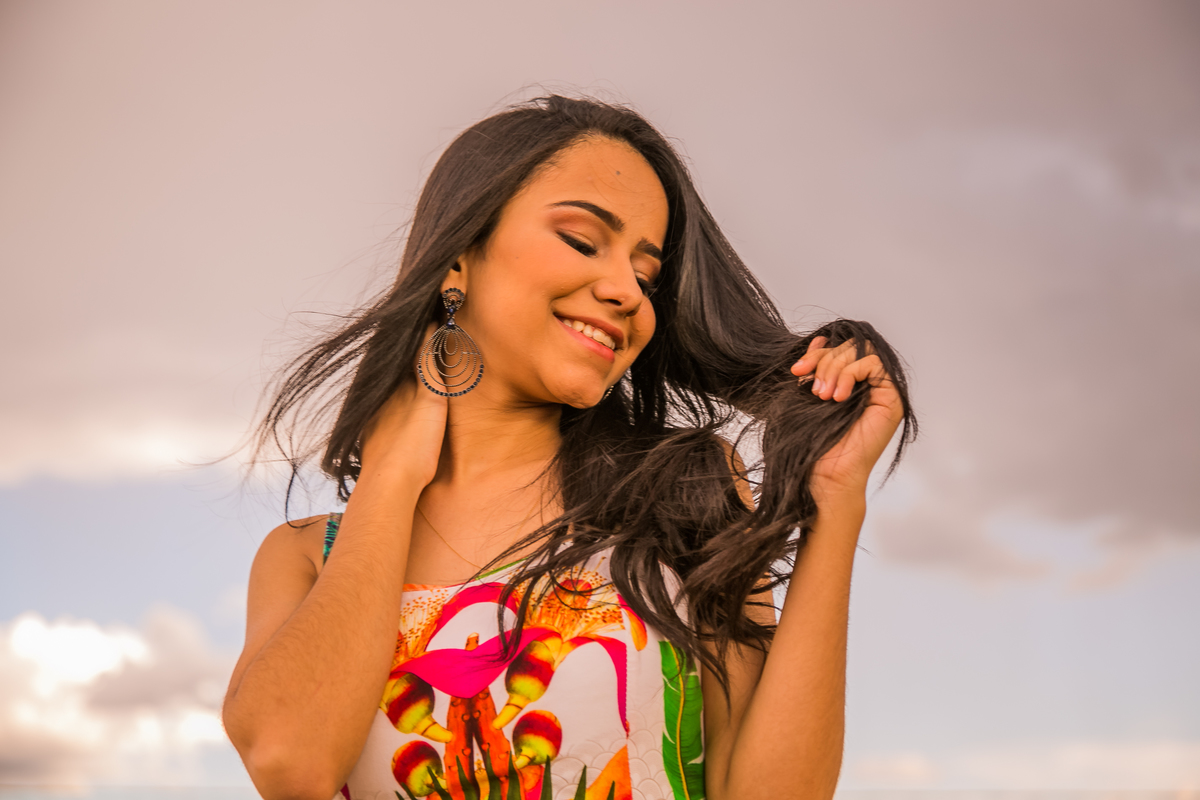 debutante segurando os cabelos