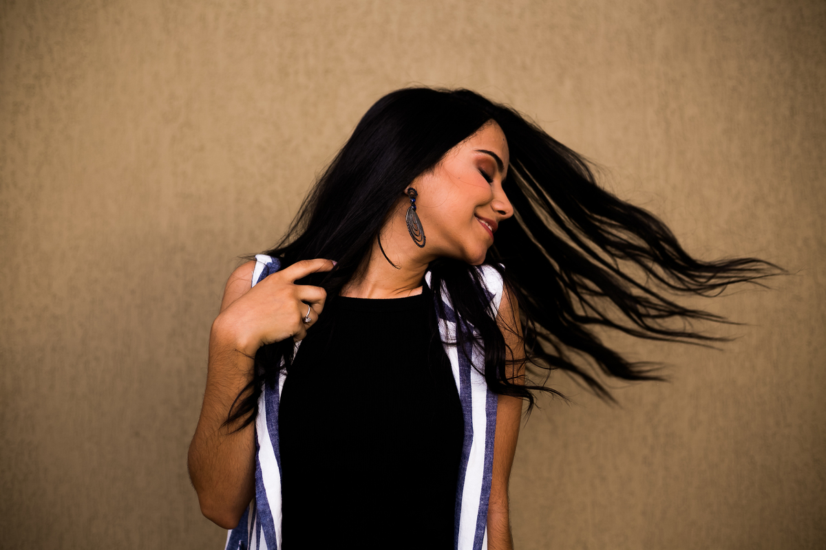 debutante fazendo movimento com os cabelos