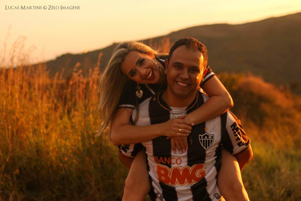 Fotografia da noiva em cima das costas do noivo com a camisa do atlético mineiro, feita durante ensaio pré casamento feito em Belo Horizonte, Minas Gerais