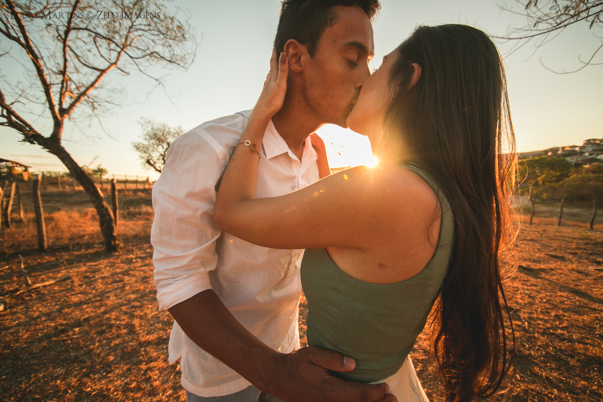 casal se beijando no por do sol