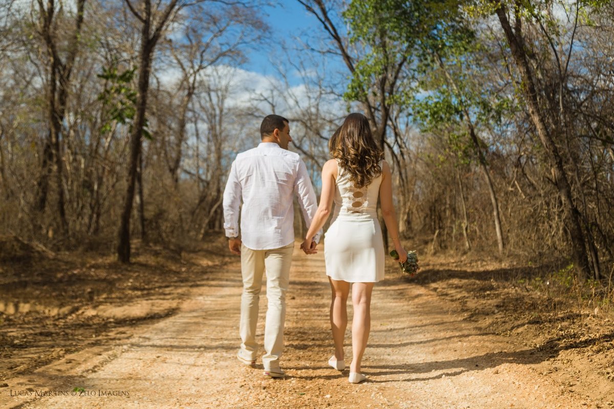 Casal de costas andando pela estrada