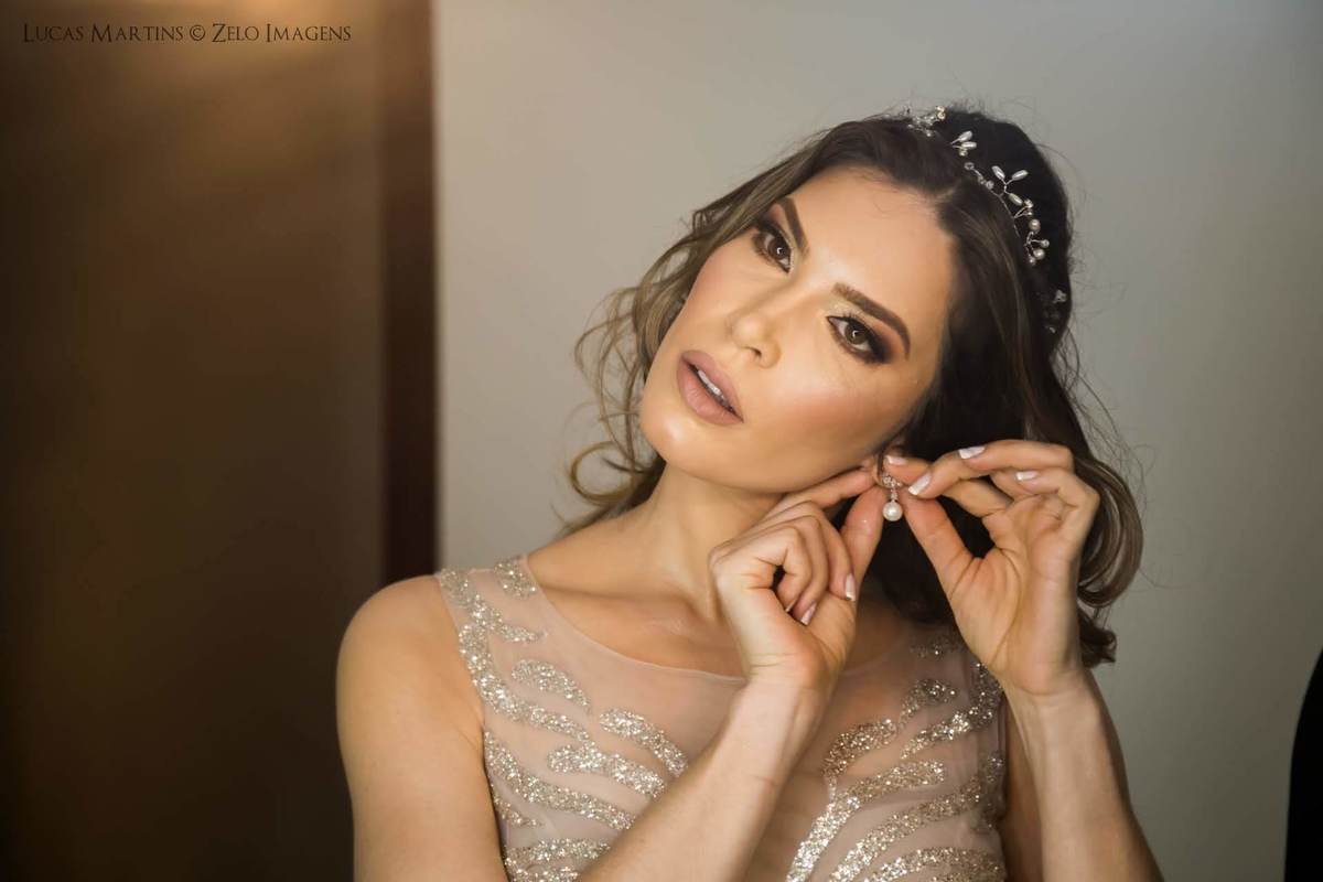 noiva se arrumando colocando os brincos