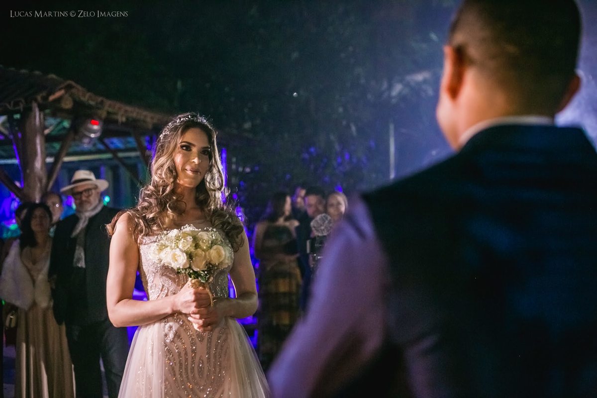 noiva emocionada com o noivo cantando para ela