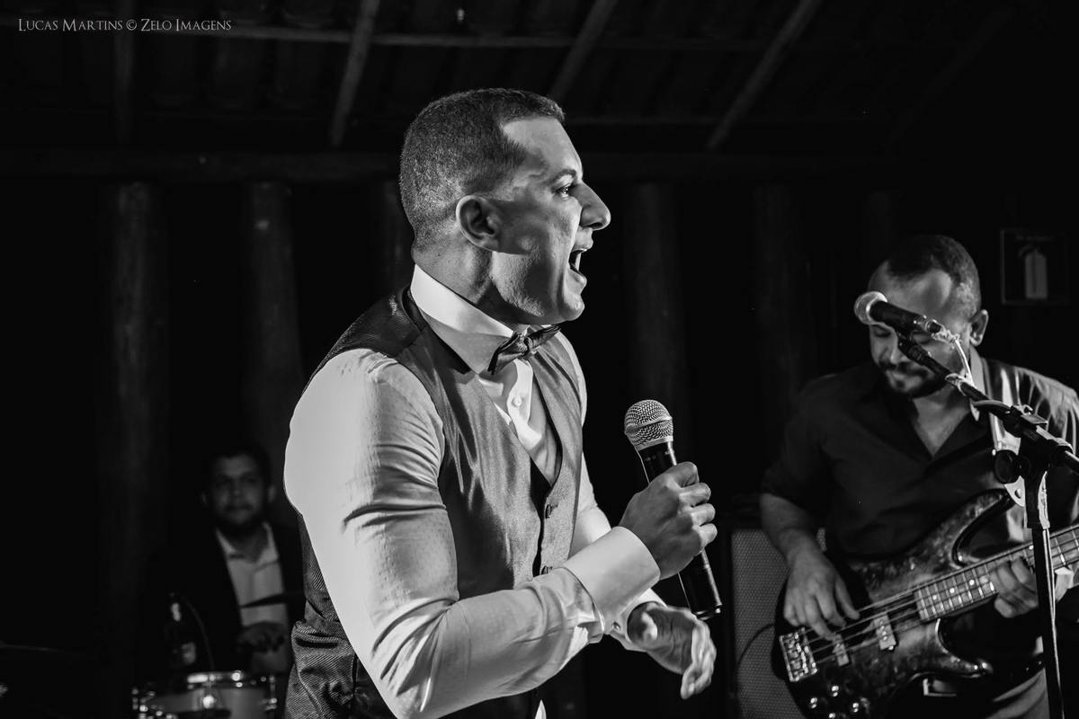 noivo artista cantando no seu casamento