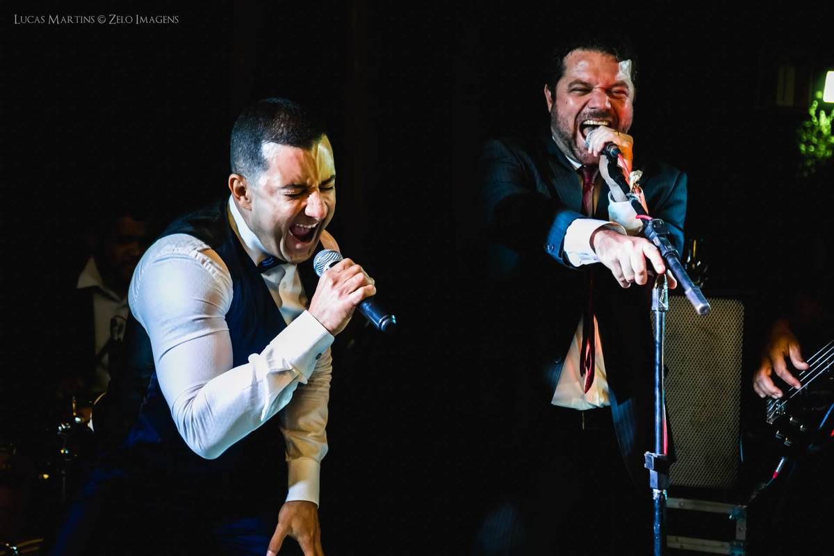noivo artista cantando no seu casamento