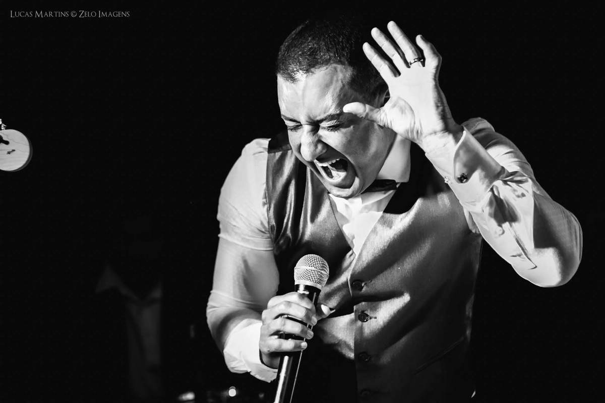 noivo artista cantando no seu casamento