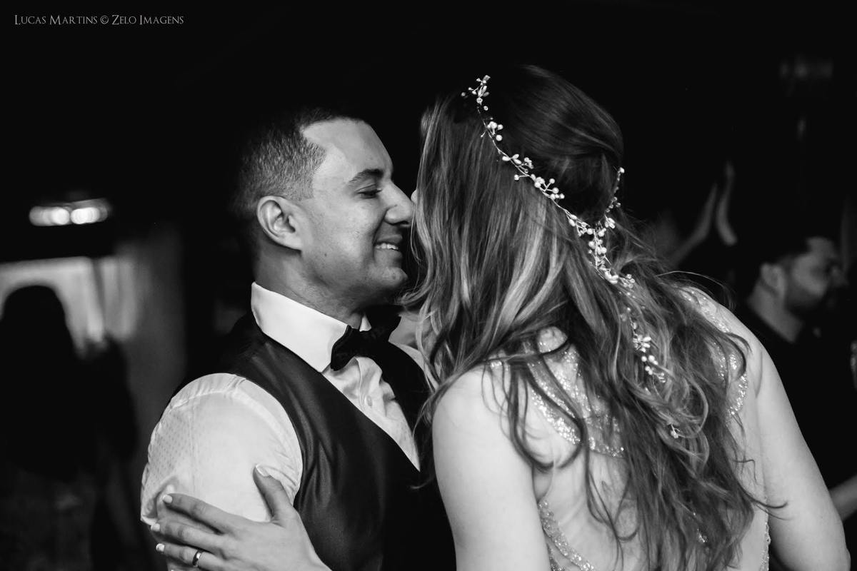 noivos trocando carinho durante a festa