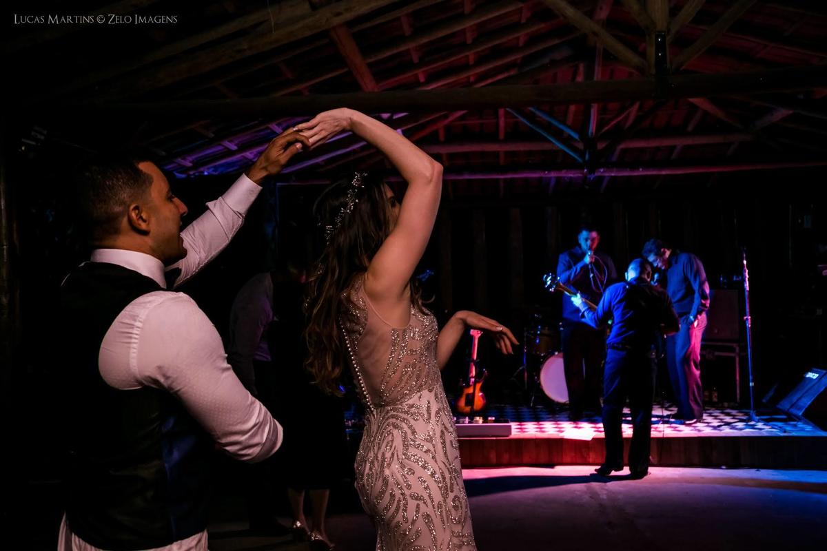 noivos dancando