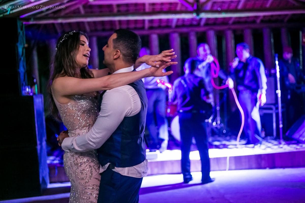 noivos dancando
