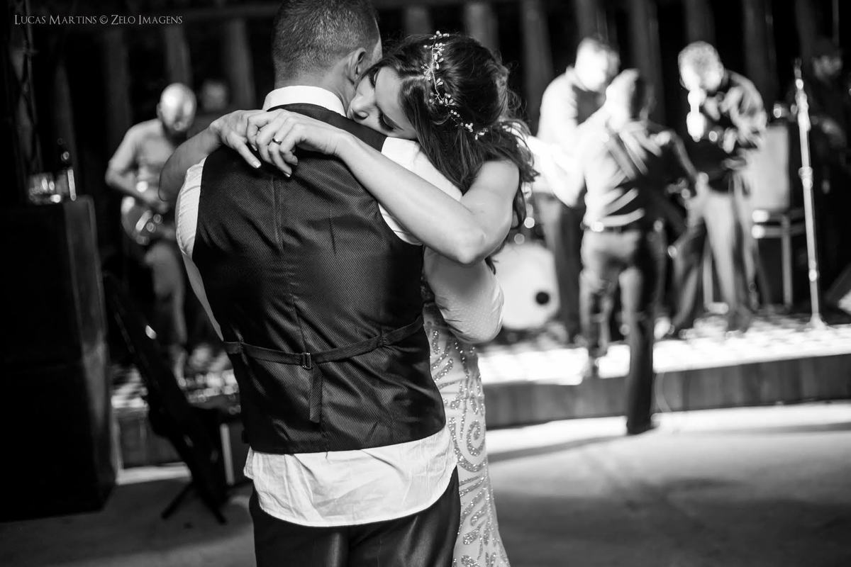 noivos abracados dancando