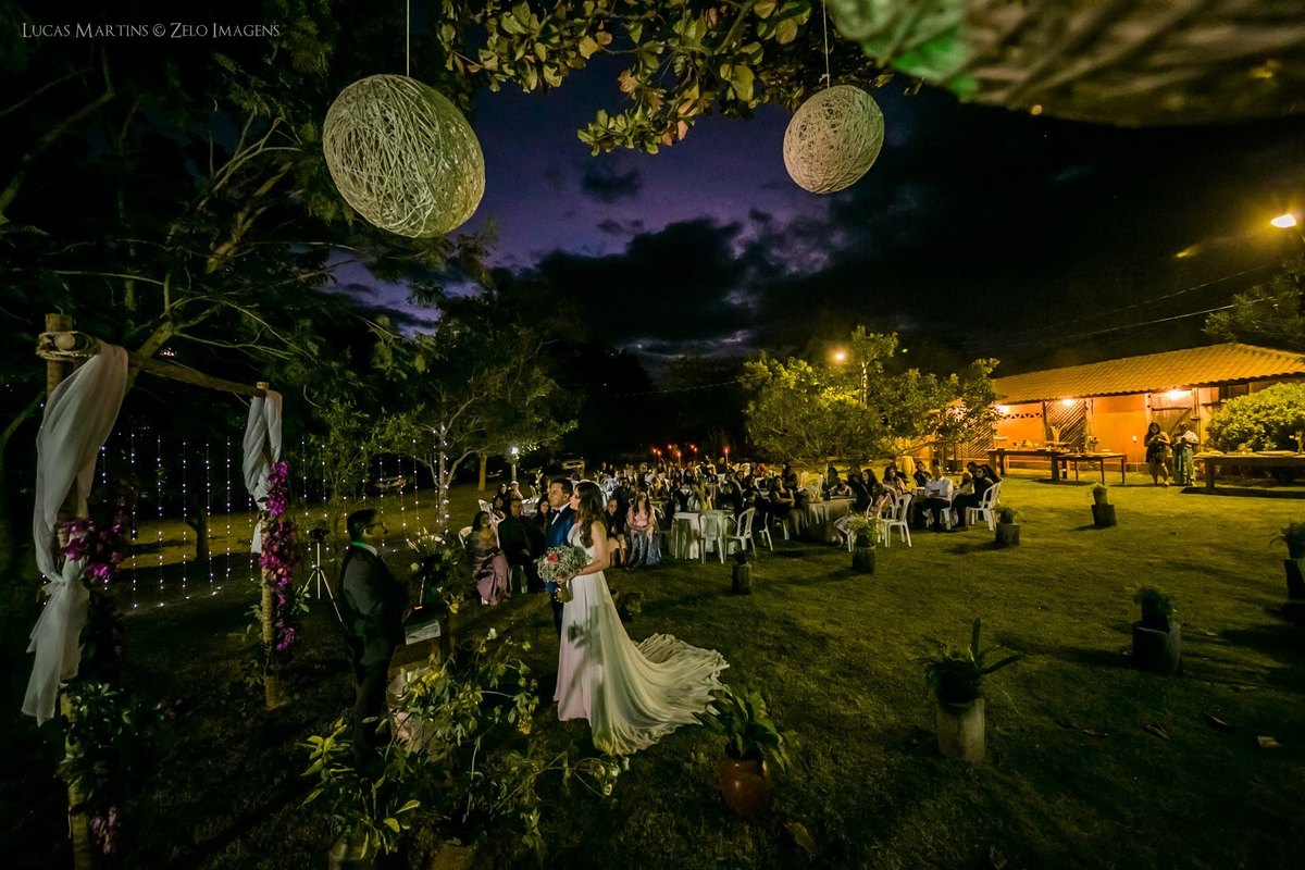 casamento ao ar livre enfeirado com luminarias 