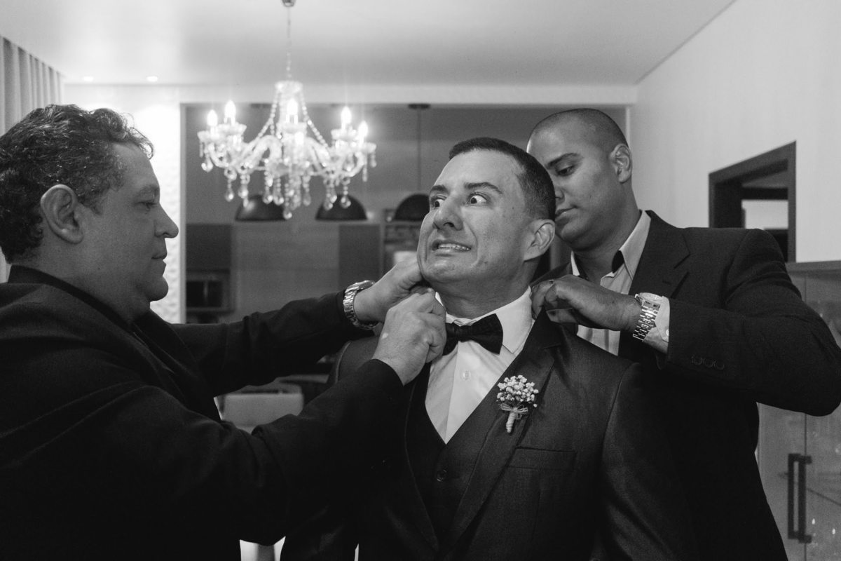 padrinhos arrumando a gravata do noivo