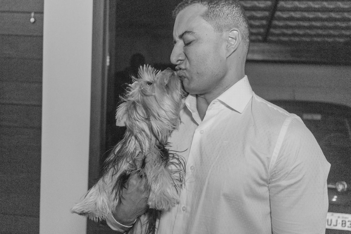 noivo dando um cheiro no seu cachorro