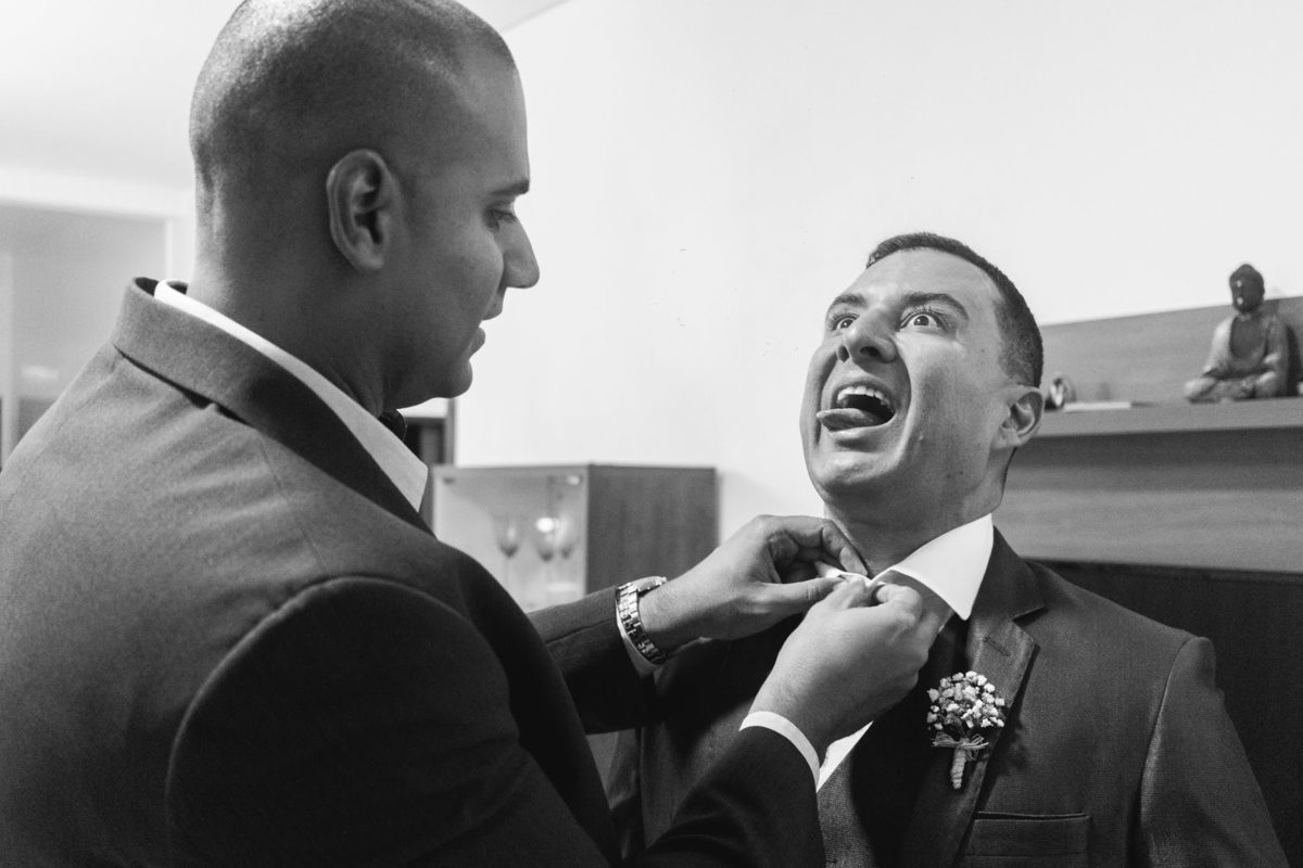 padrinho arrumando a gravata do noivo 