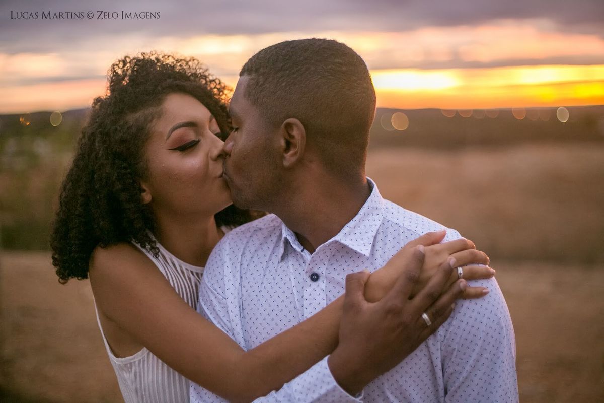 Fotografia de casal se beijando durante por do sol em Araçuaí - MG