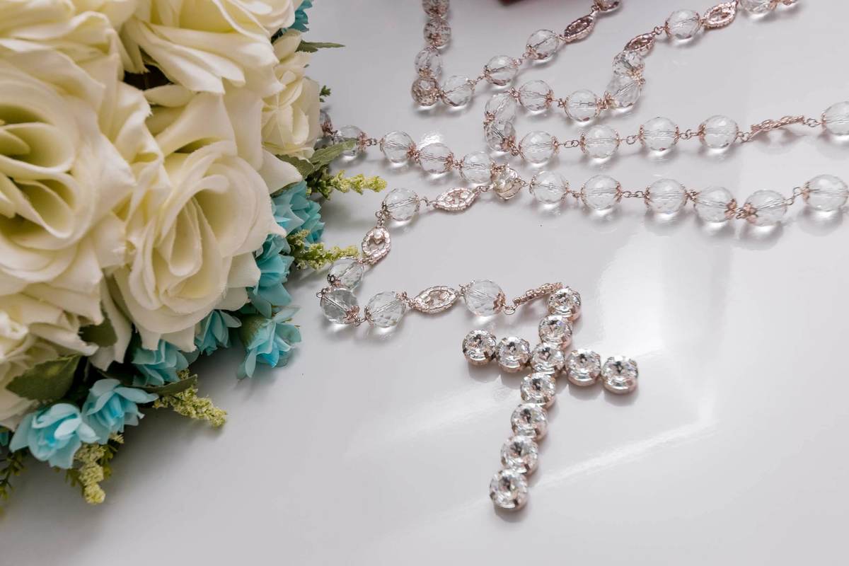 foto do terço próximo ao buquê de flores do casamento