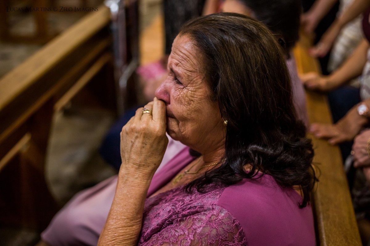 Senhora emocionada durante o casamento.