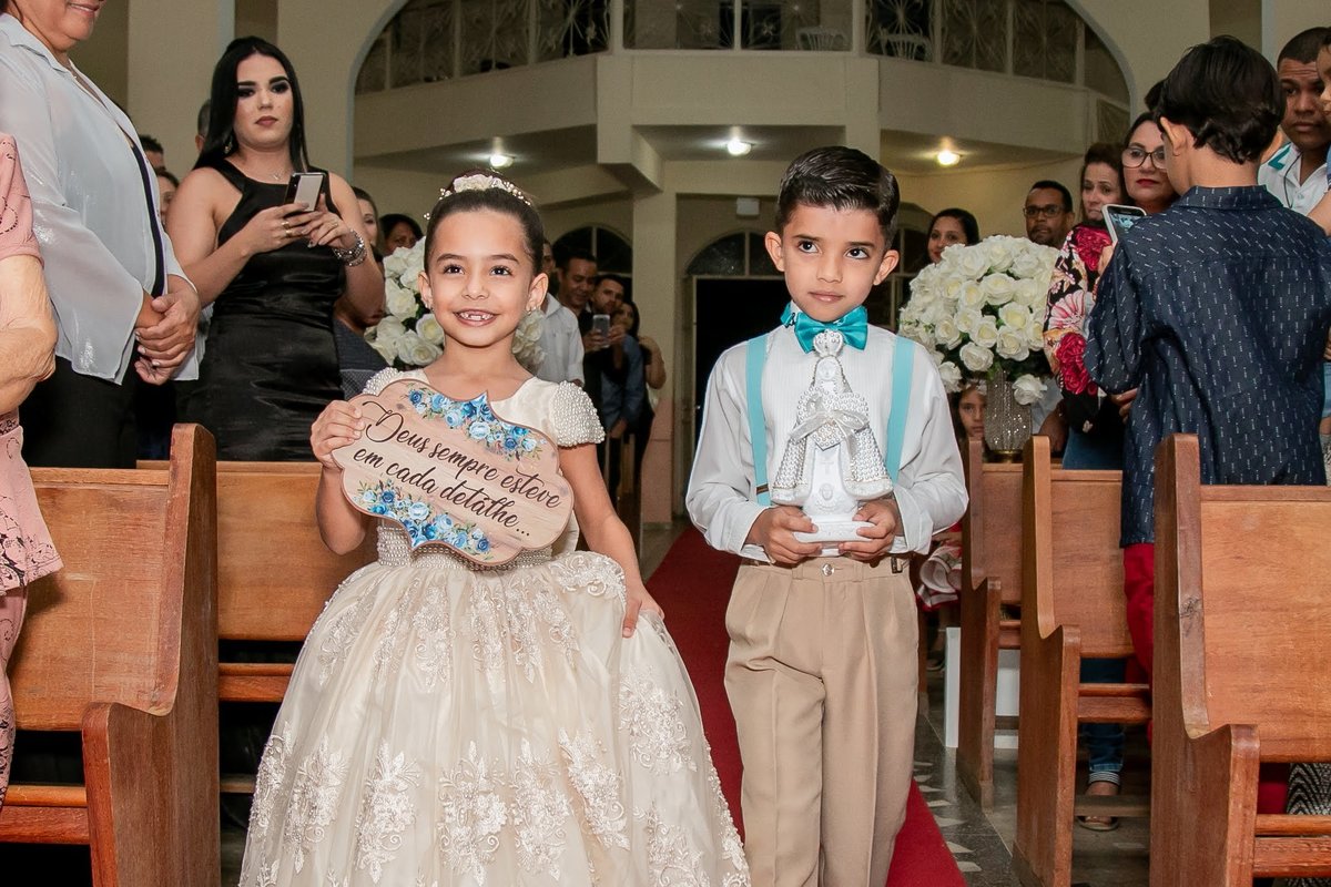 fotografia da entrada das alianças com duas crianças.