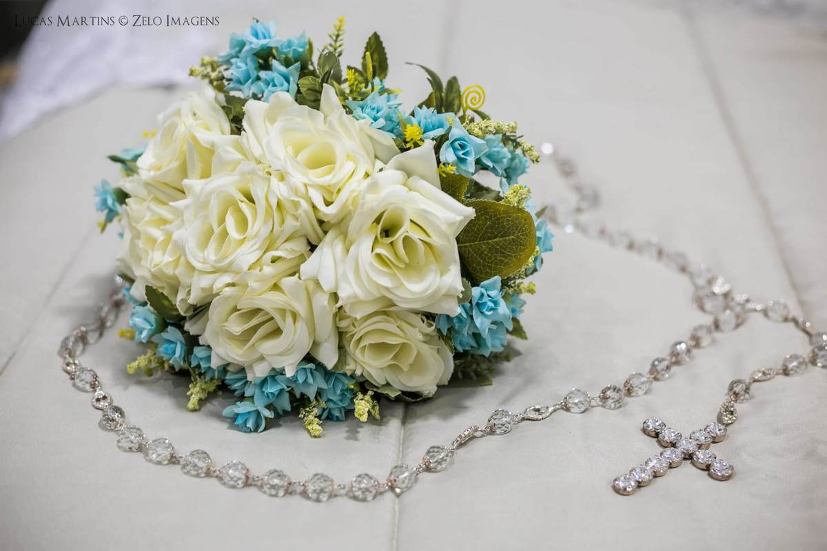 fotografia do buquê de flores do casamento envolto ao terço