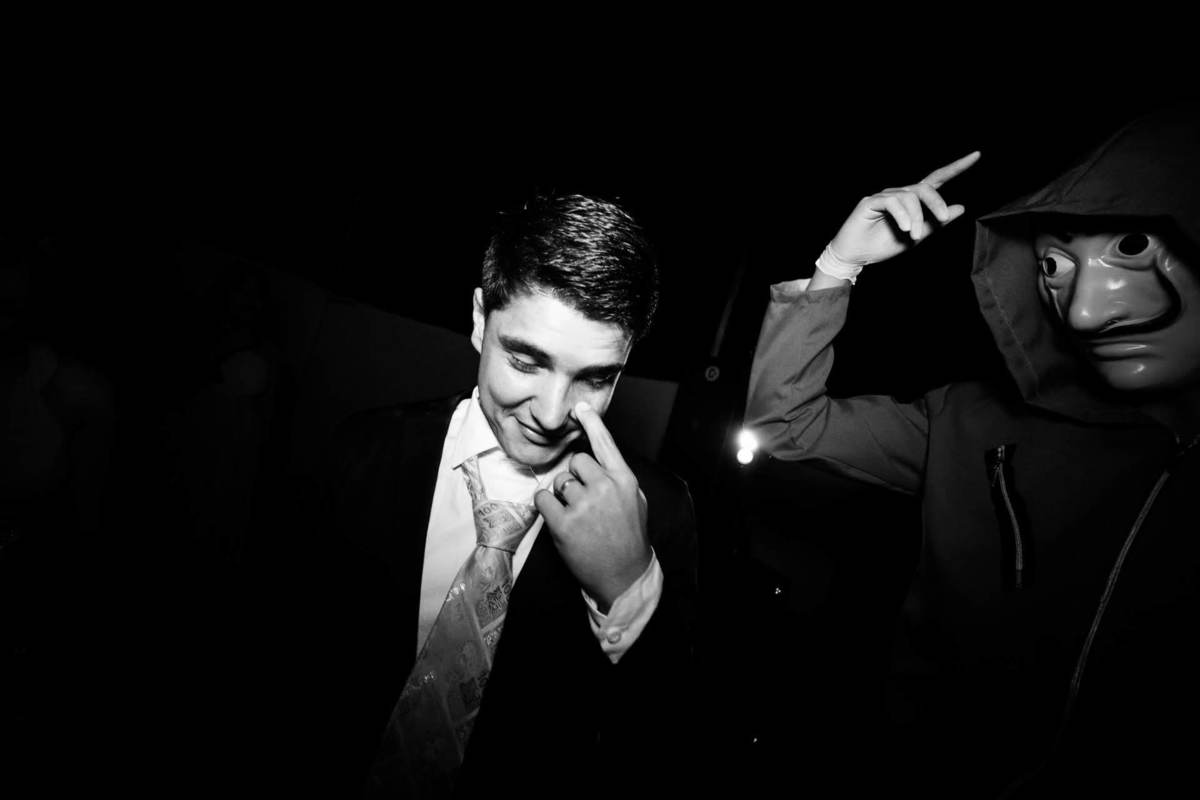 foto do noivo coçando o rosto próximo a convidado vestido de personagem de série 