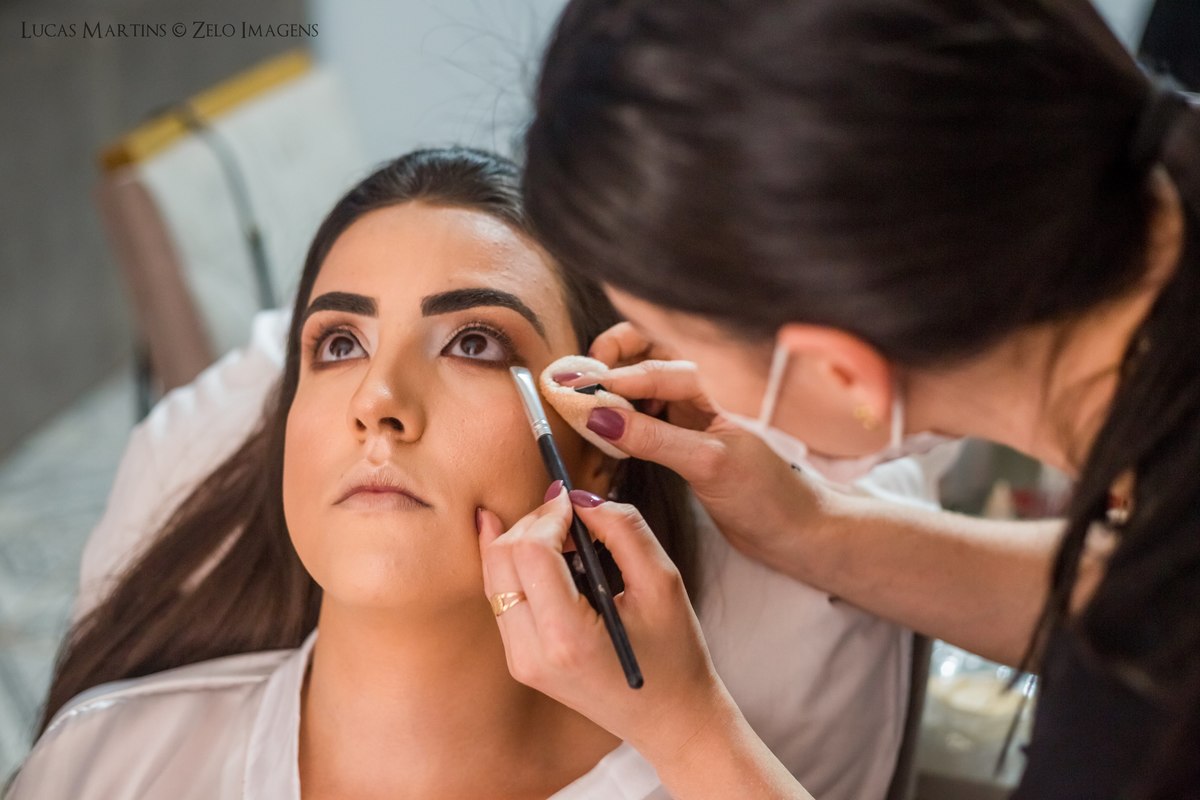 fotografia da noiva sendo maquiada durante o making of de casamento