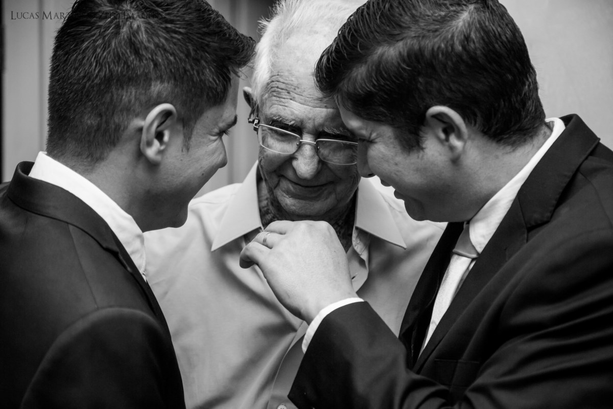 fotografia do noivo e padrinho conversando com avô antes da cerimônia de casamento