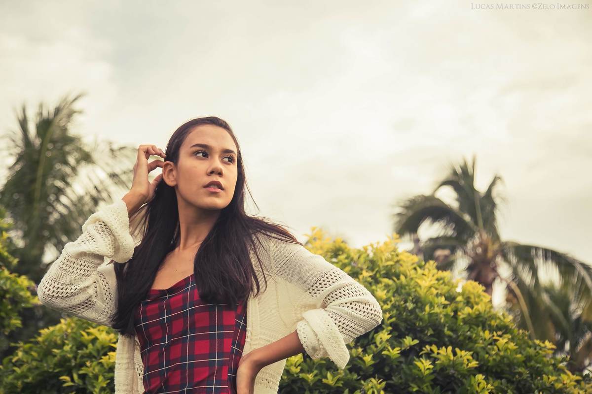 Fotografia de debutante passando a mão no cabelo