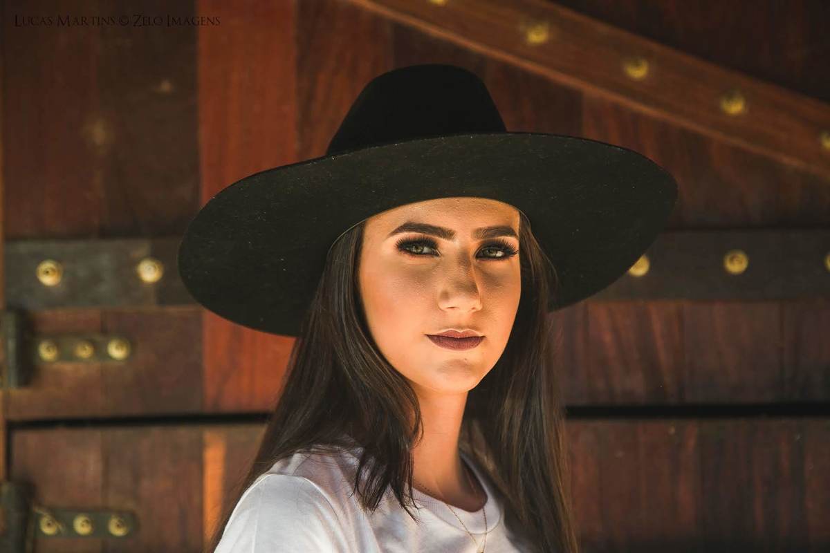 retrato da debutante usando chapéu preto em haras 