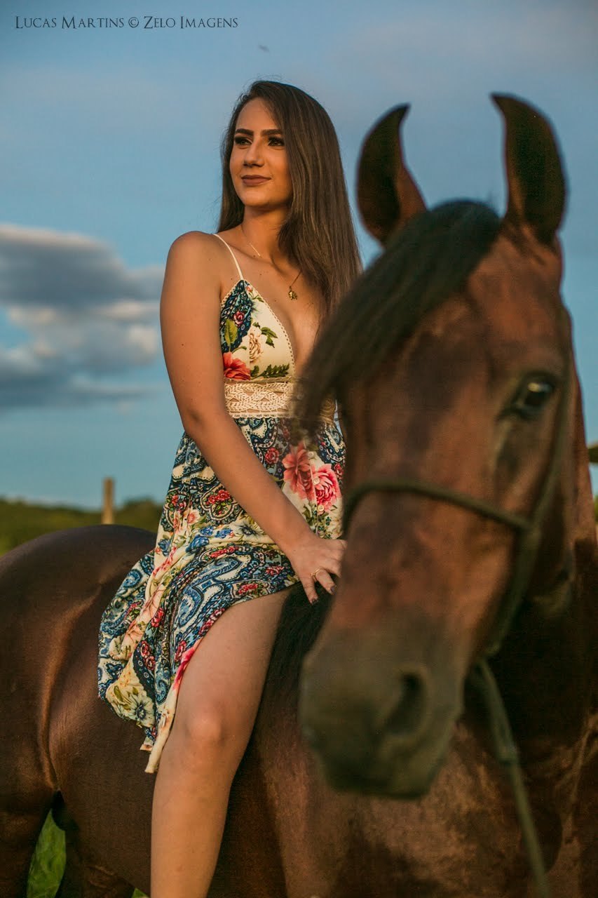 foto da debutante montada em cavalo durante ensaio fotográfico de 15 anos em haras na cidade de Araçuaí - MG