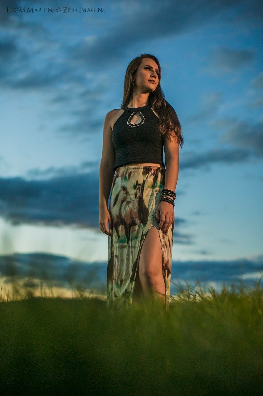 fotografia da debutante posando para retrato em ensaio fotográfico 15 anos feito em haras na cidade de Araçuaí - MG