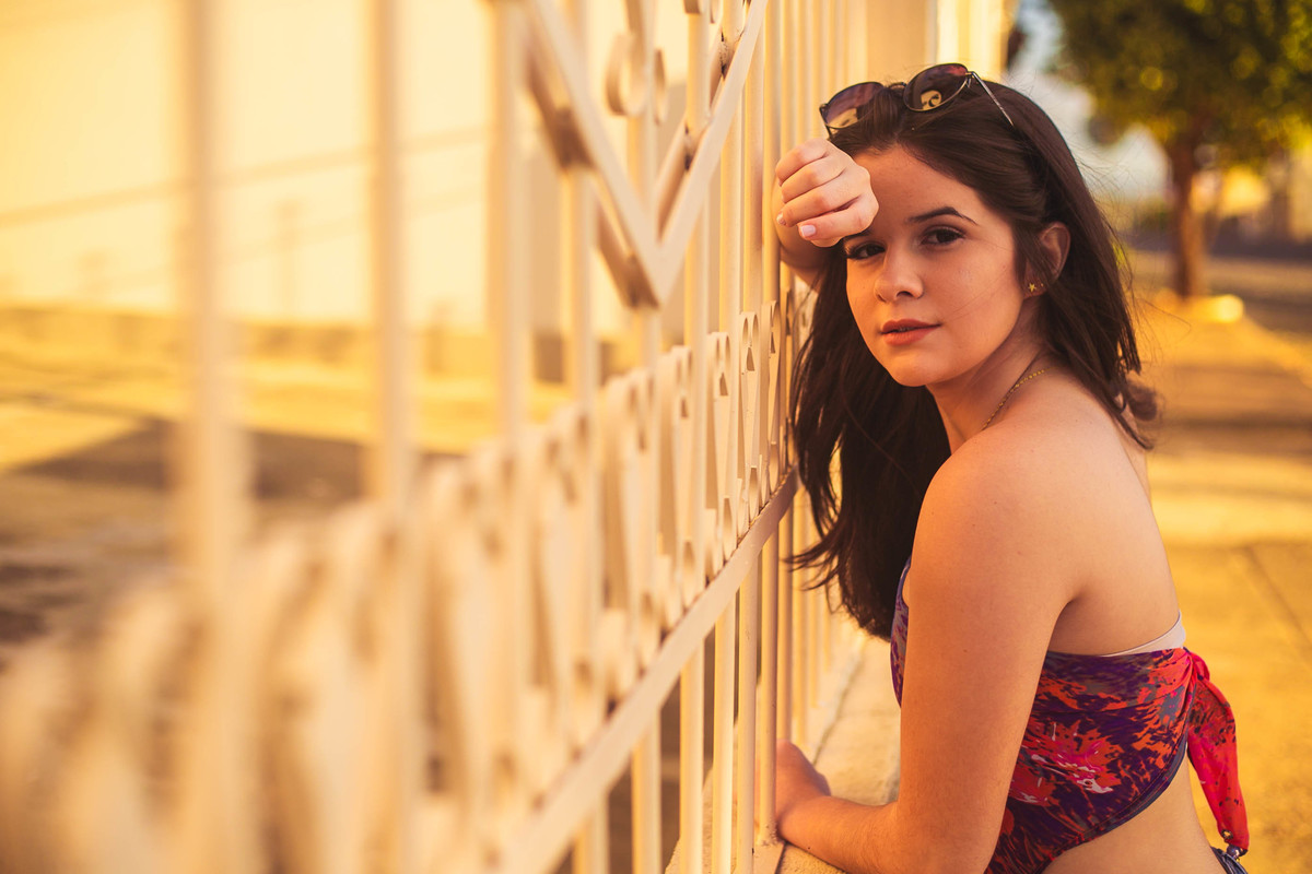 ensaio debutante encostada em grade