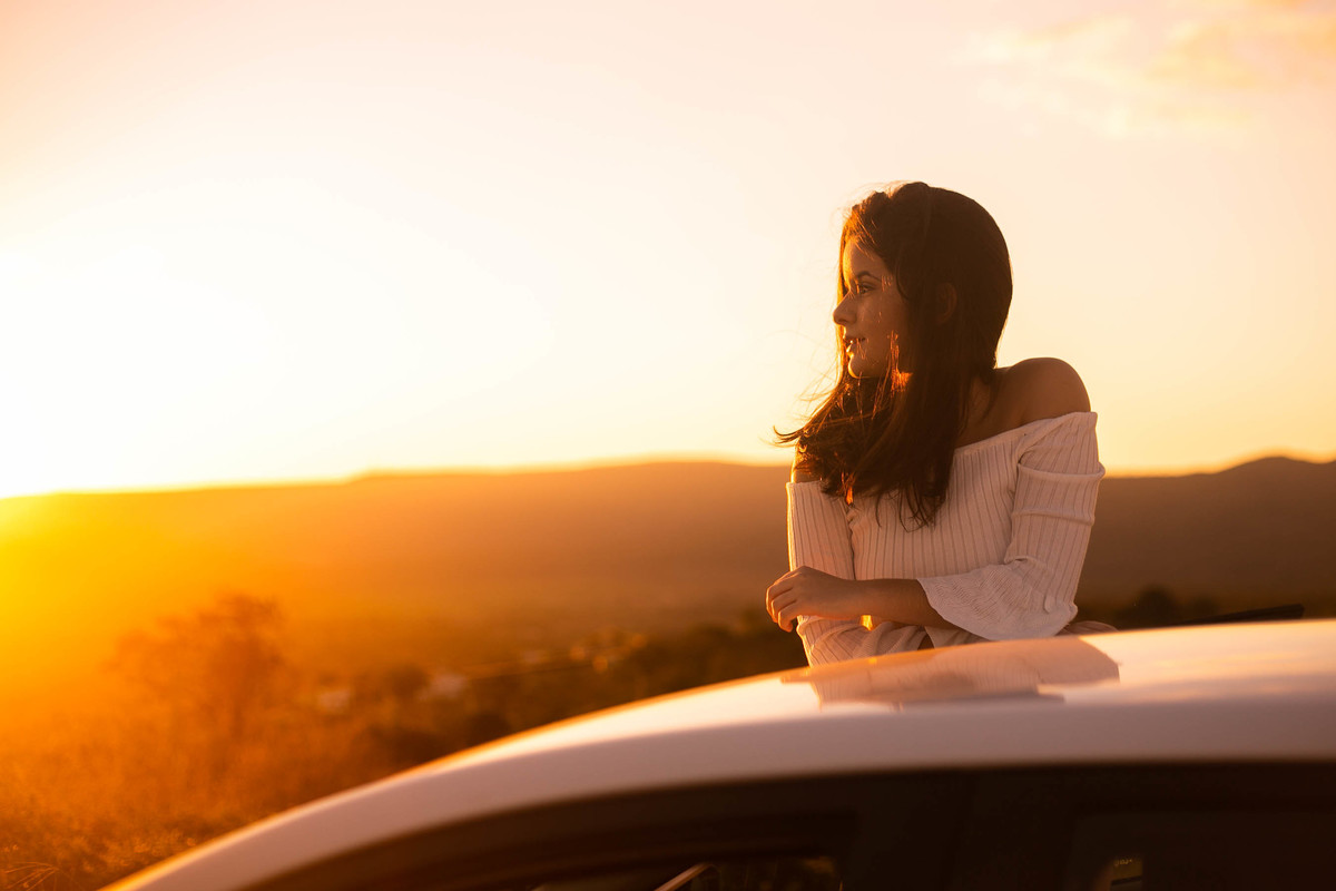 ensaio debutante no carro no por do sol
