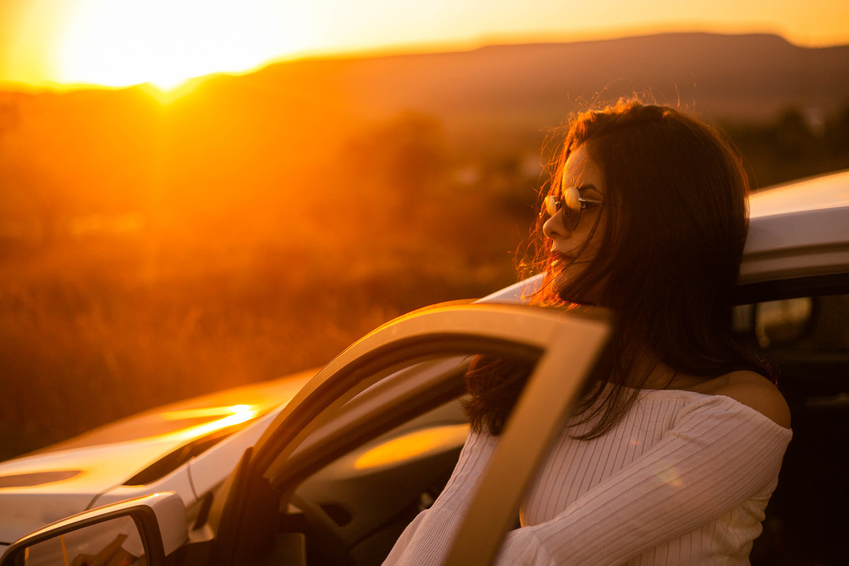 ensaio debutante no carro no por do sol