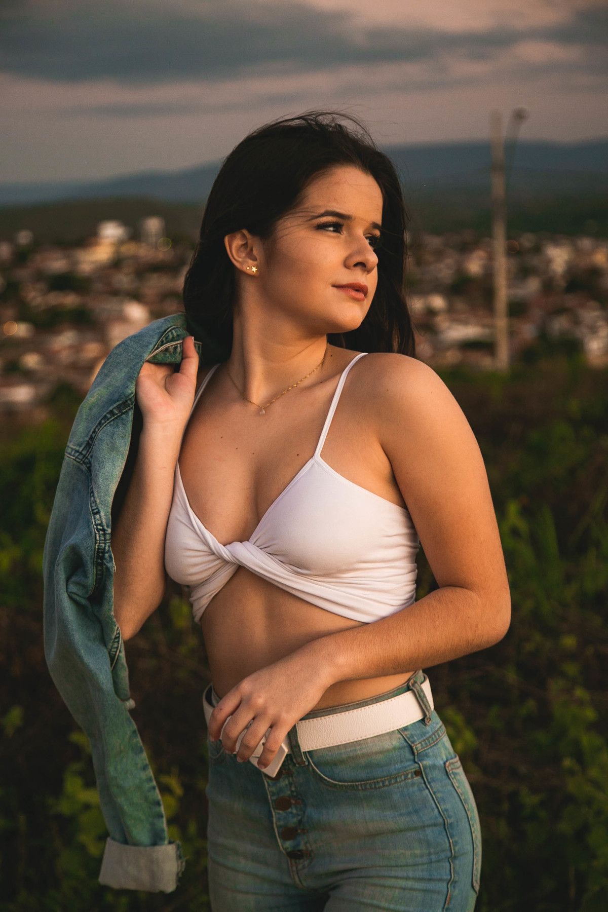 ensaio debutante com jaqueta no ombro