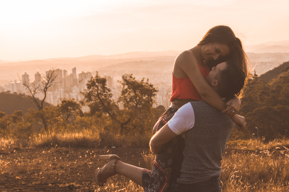 noivo carregando a noiva no colo