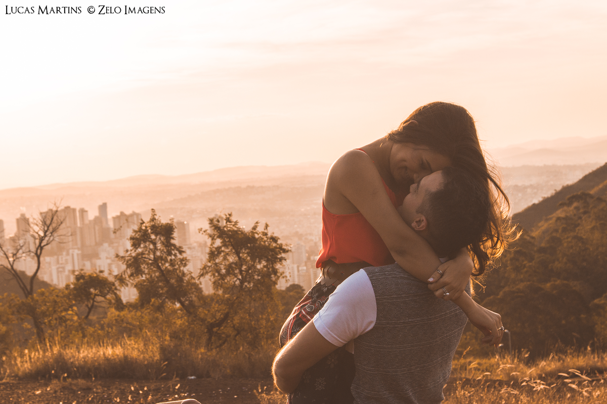 noivo carregando a noiva no colo