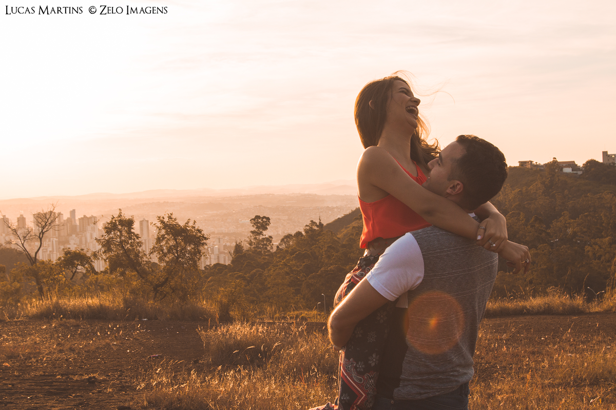 noivo carregando a noiva no colo
