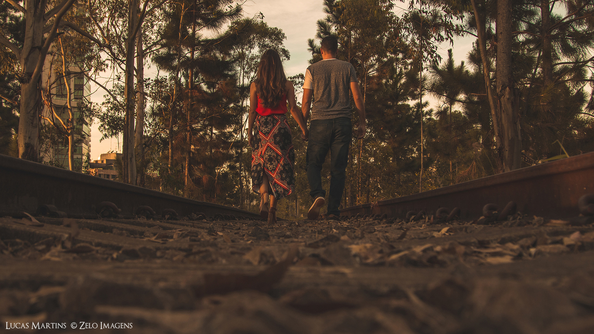 noivos andando em antiga ferrovia