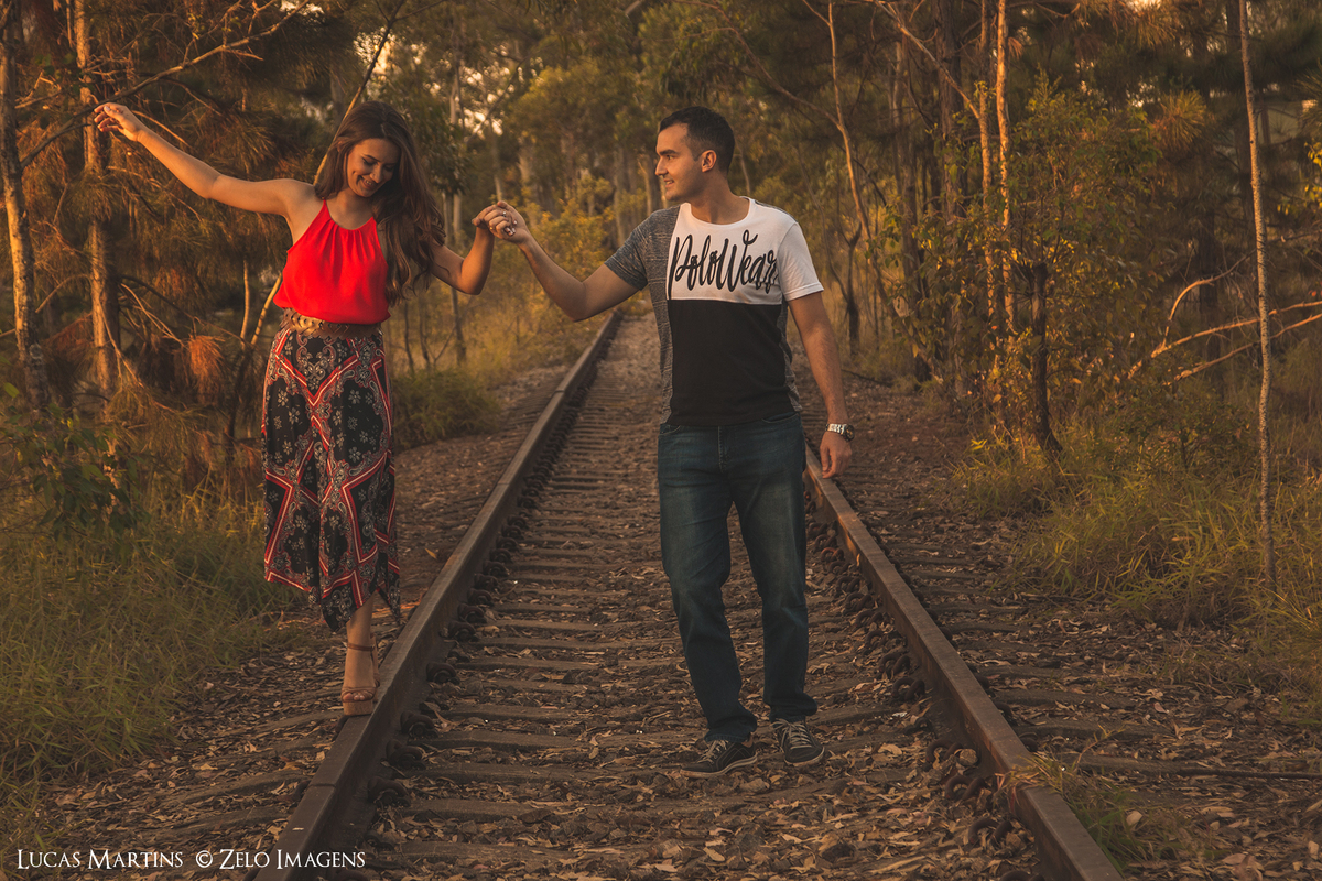 noivos andando em antiga ferrovia