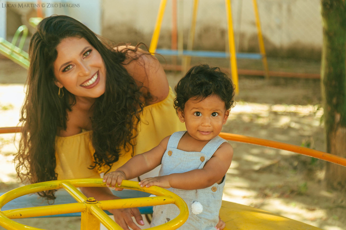 ensaio familia mae brincando com o filho