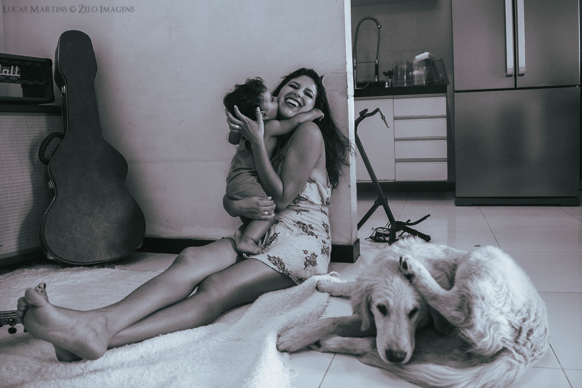 ensaio familia mae com o filho e o cachorro