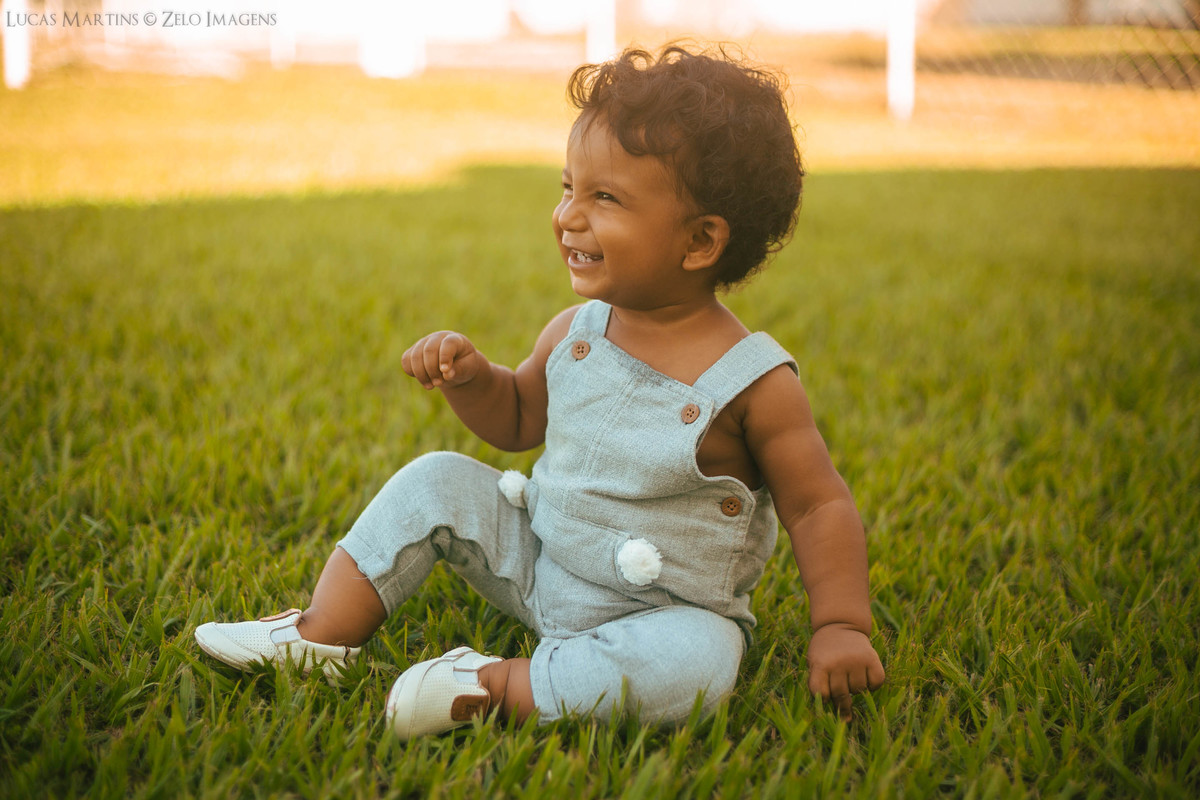 ensaio familia filho sentado na grama
