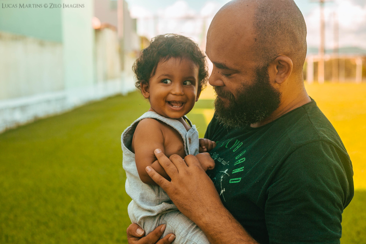 ensaio familia pai com o filho no colo