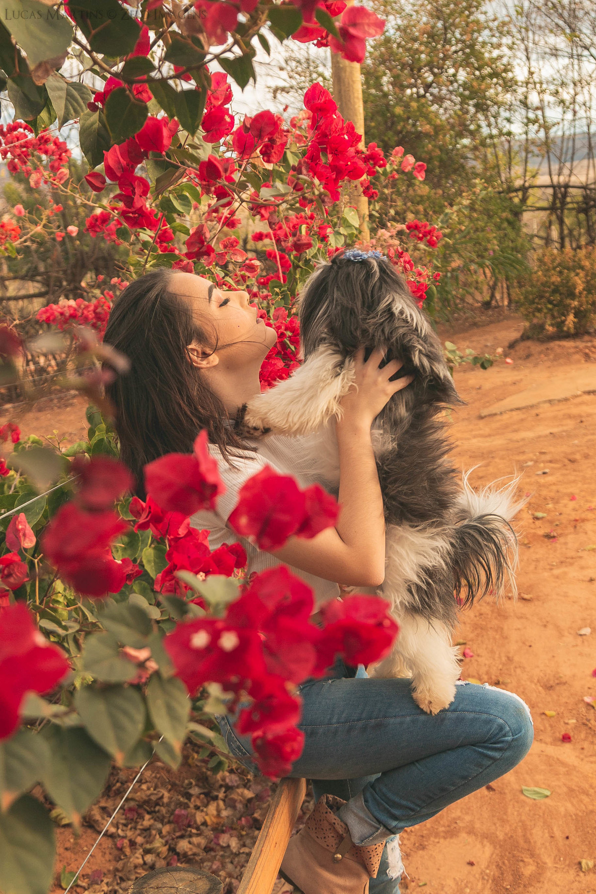 Debutante posa na cerca com seu cachorrinho