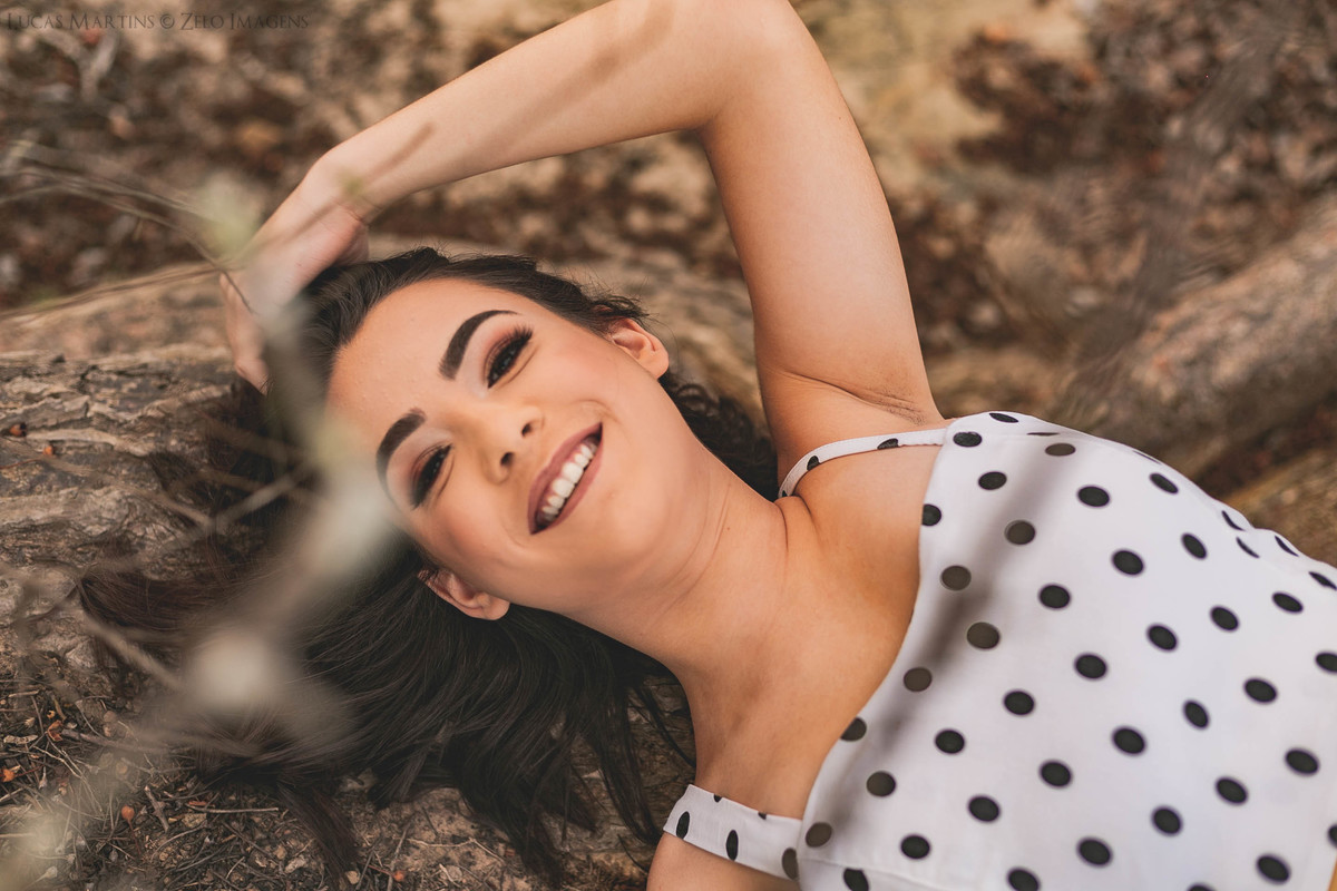 Debutante posa deitada nas raizes das arvores